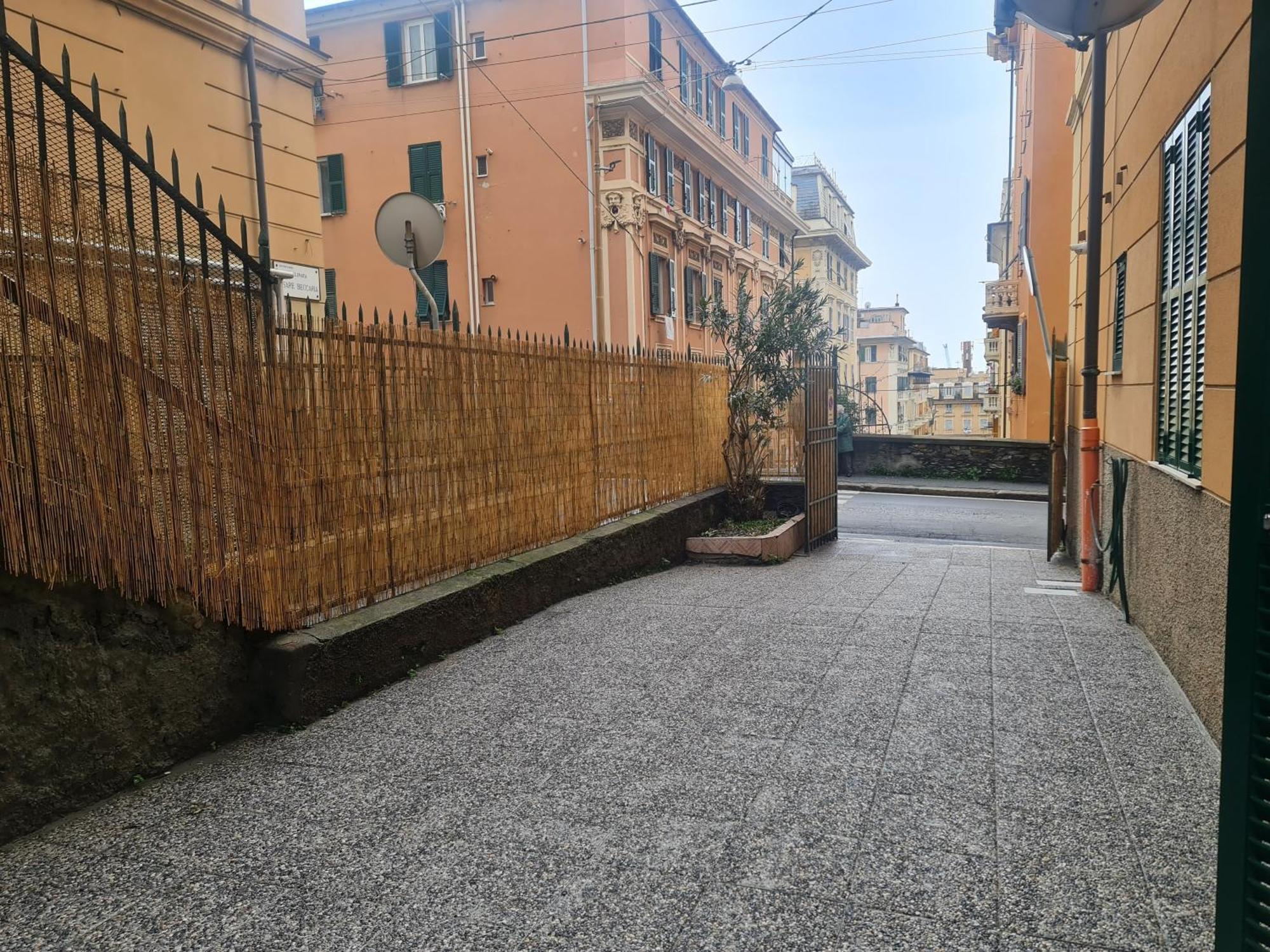 Ampio Appartamento Con 2 Posti Auto E Cortile Genua Buitenkant foto